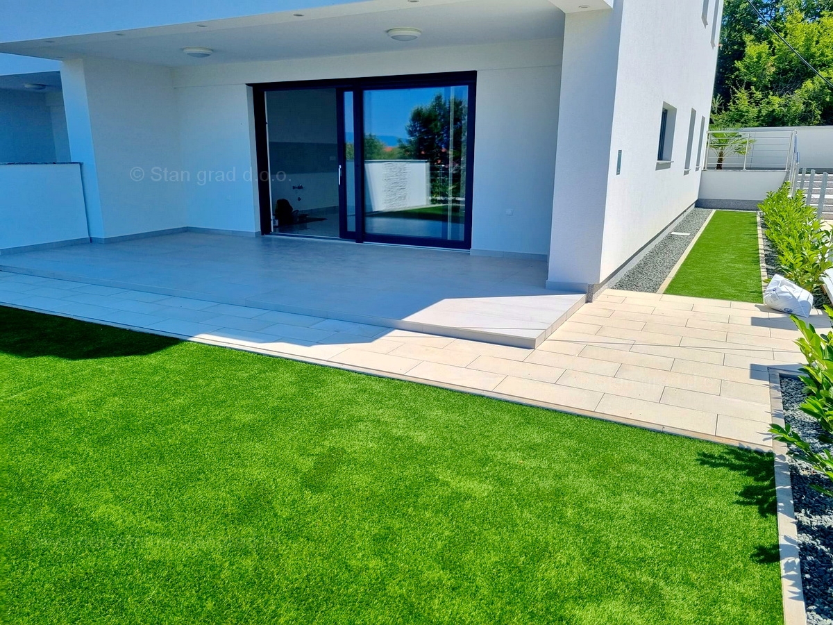 Malinska, novogradnja, 2 apartmaja v pritličju in 1. nadstropju z vrtom