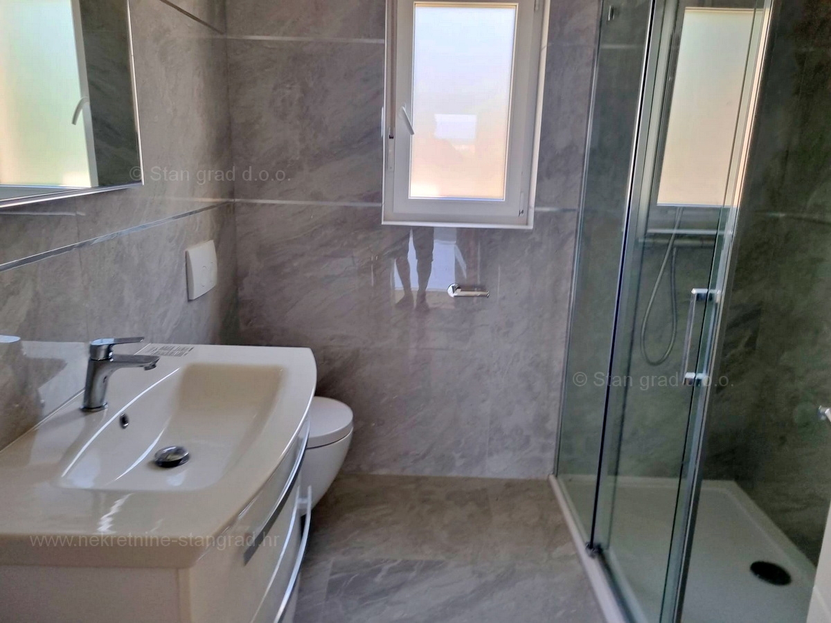 Malinska, novogradnja, 2 apartmaja v pritličju in 1. nadstropju z vrtom