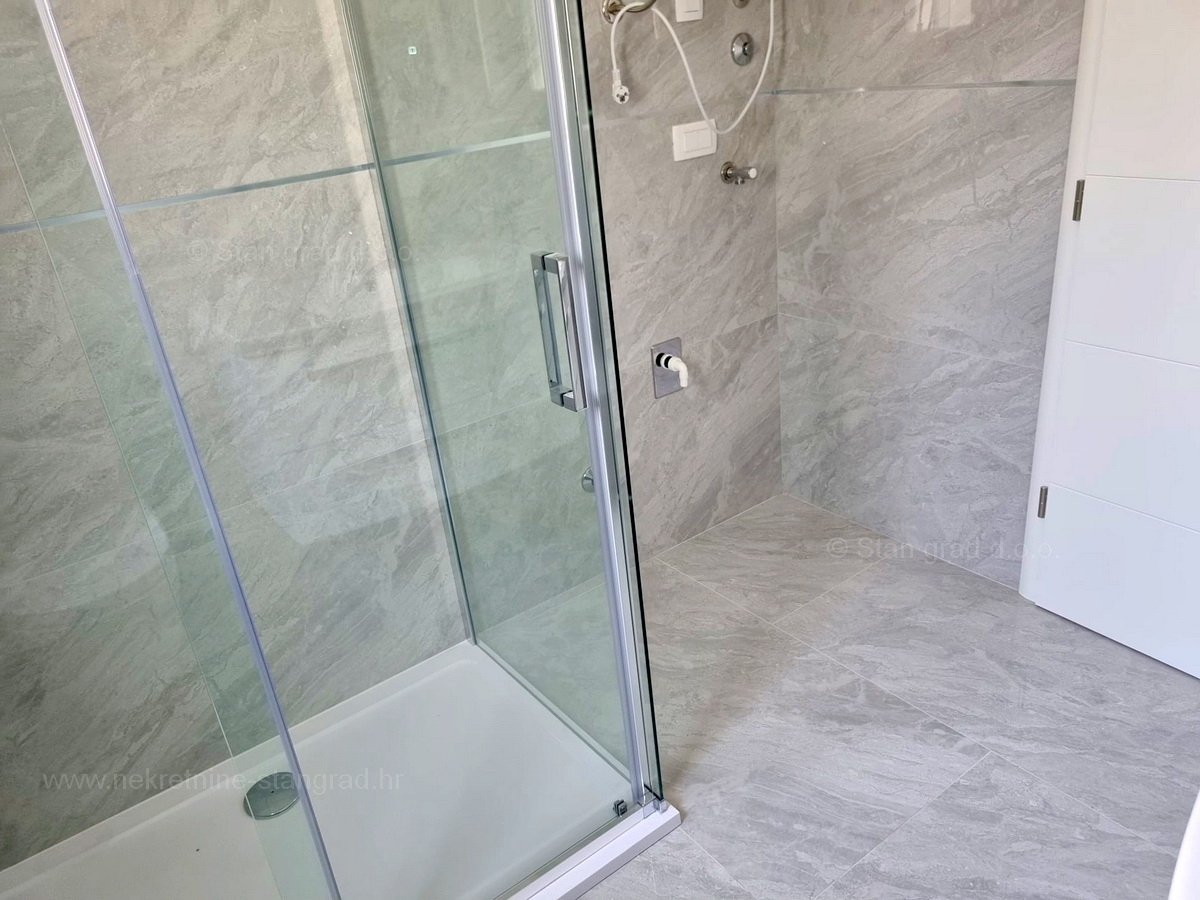 Malinska, novogradnja, 2 apartmaja v pritličju in 1. nadstropju z vrtom