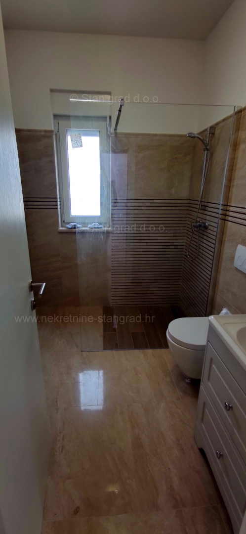 Apartma s čudovitim pogledom na morje, Njivice