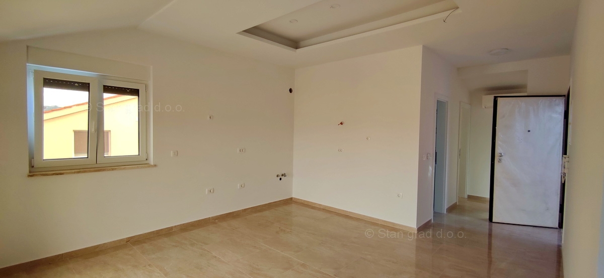 Apartma s čudovitim pogledom na morje, Njivice