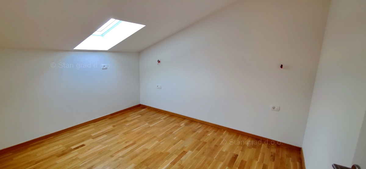 Apartma s čudovitim pogledom na morje, Njivice