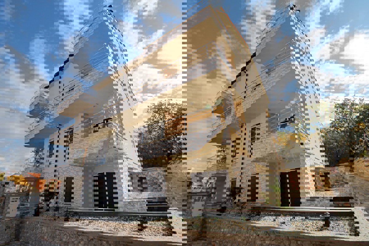 Apartma s čudovitim pogledom na morje, Njivice