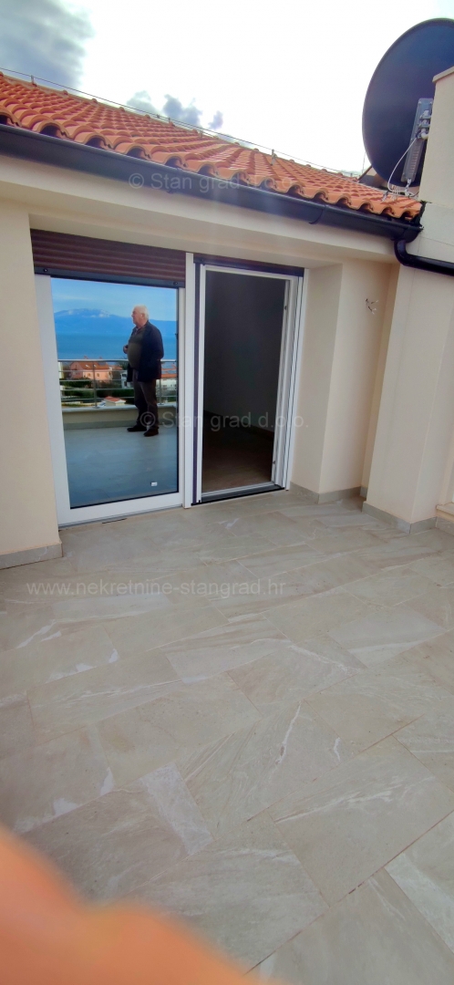 Apartma s čudovitim pogledom na morje, Njivice