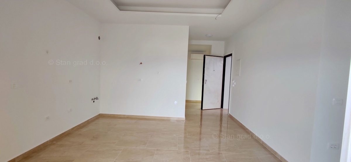 Apartma s čudovitim pogledom na morje, Njivice