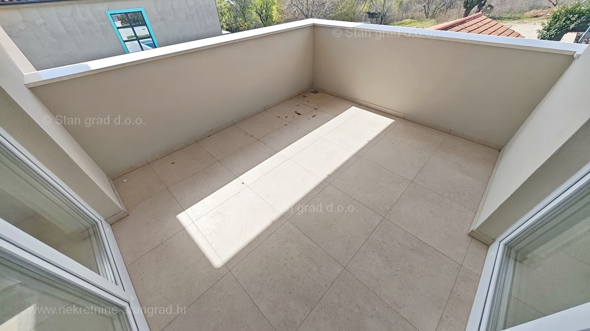 Vrbnik, okolica, luksuzna obmorska vila z bazenom na mirni lokaciji!