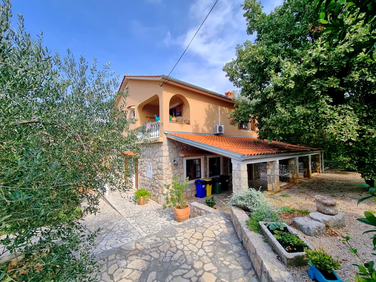 Otok Krk, Malinska, prodaja hiša s poslovnim prostorom na odlični lokaciji!