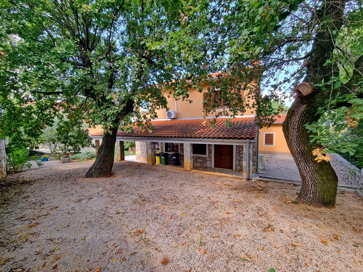 Otok Krk, Malinska, prodaja hiša s poslovnim prostorom na odlični lokaciji!