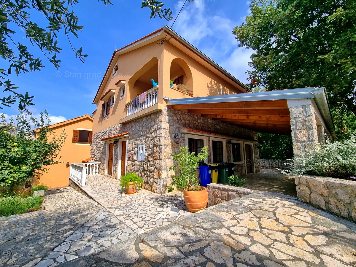 Otok Krk, Malinska, prodaja hiša s poslovnim prostorom na odlični lokaciji!