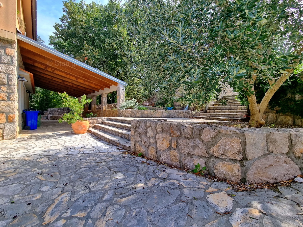 Otok Krk, Malinska, prodaja hiša s poslovnim prostorom na odlični lokaciji!