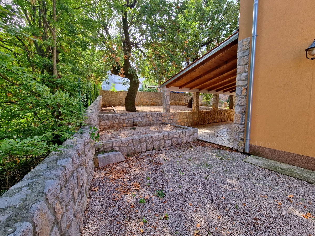 Otok Krk, Malinska, prodaja hiša s poslovnim prostorom na odlični lokaciji!