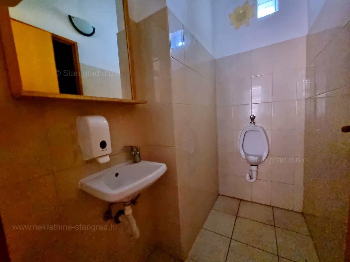 Otok Krk, Malinska, prodaja hiša s poslovnim prostorom na odlični lokaciji!