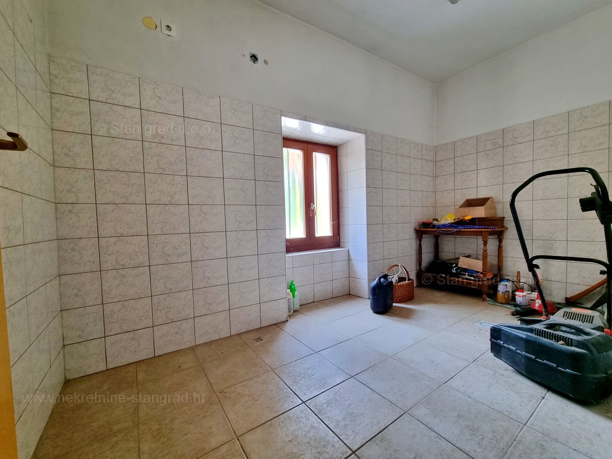 Otok Krk, Malinska, prodaja hiša s poslovnim prostorom na odlični lokaciji!