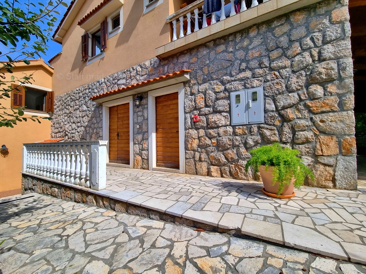 Otok Krk, Malinska, prodaja hiša s poslovnim prostorom na odlični lokaciji!