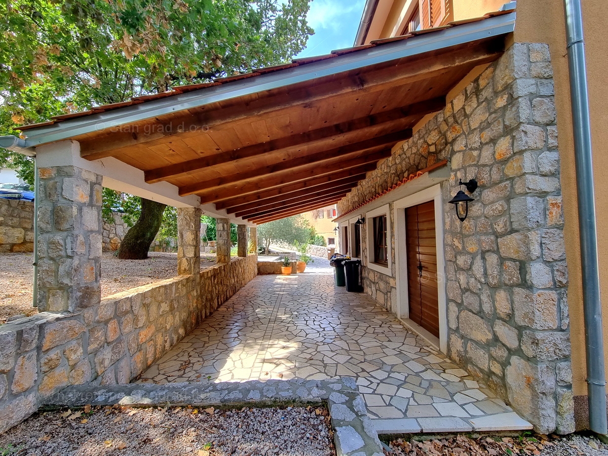 Otok Krk, Malinska, prodaja hiša s poslovnim prostorom na odlični lokaciji!