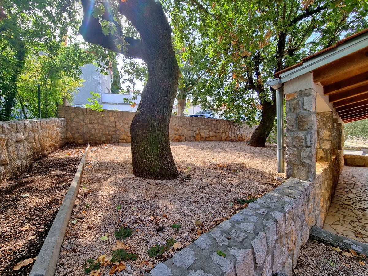 Otok Krk, Malinska, prodaja hiša s poslovnim prostorom na odlični lokaciji!