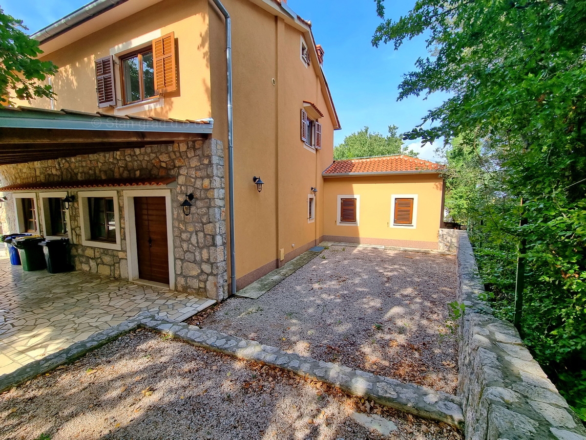 Otok Krk, Malinska, prodaja hiša s poslovnim prostorom na odlični lokaciji!