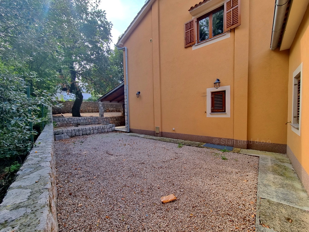 Otok Krk, Malinska, prodaja hiša s poslovnim prostorom na odlični lokaciji!