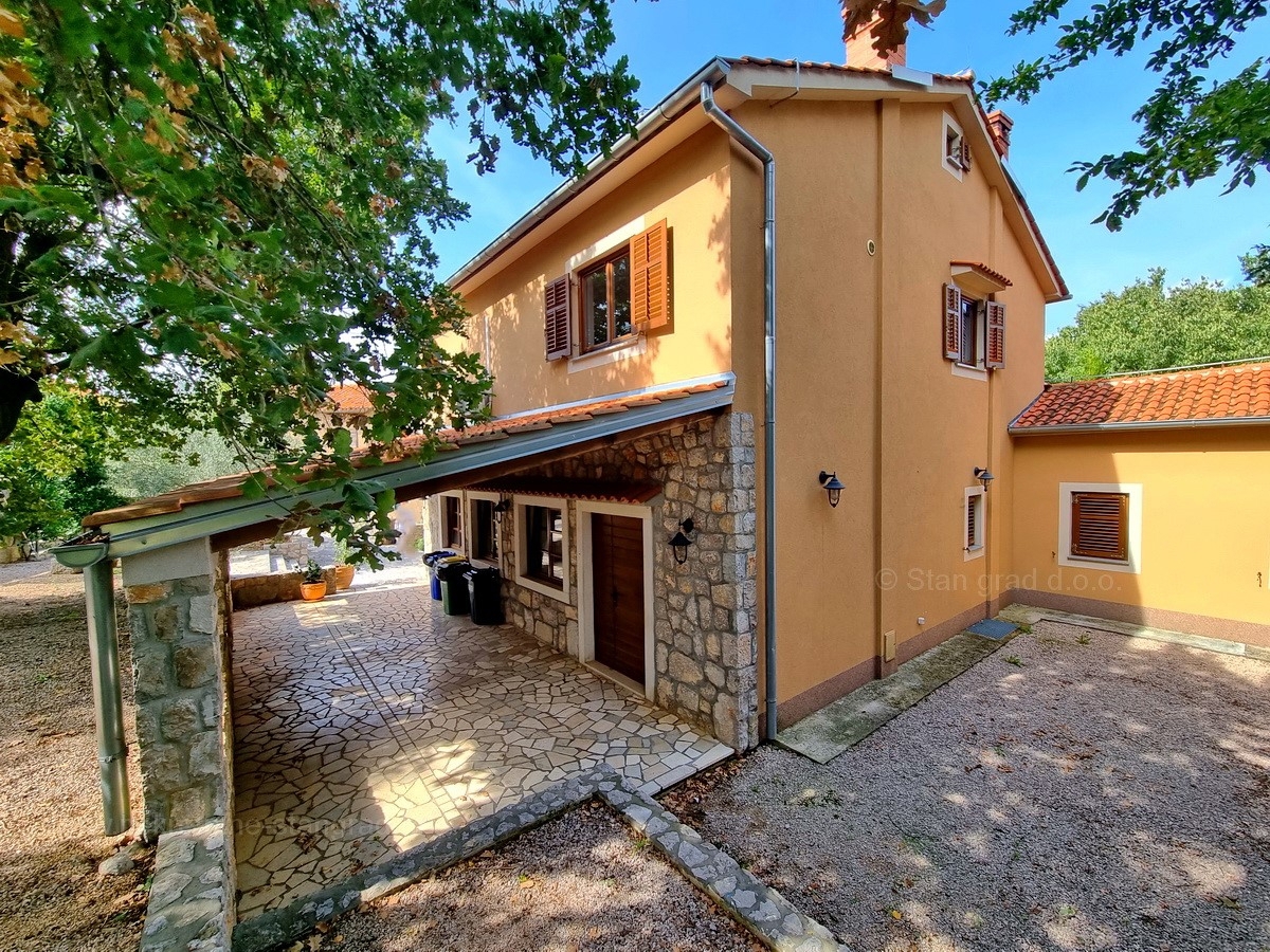 Otok Krk, Malinska, prodaja hiša s poslovnim prostorom na odlični lokaciji!