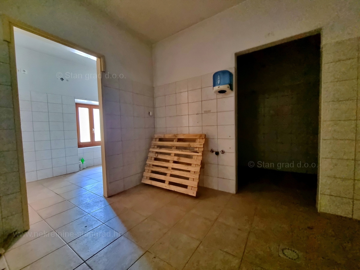 Otok Krk, Malinska, prodaja hiša s poslovnim prostorom na odlični lokaciji!