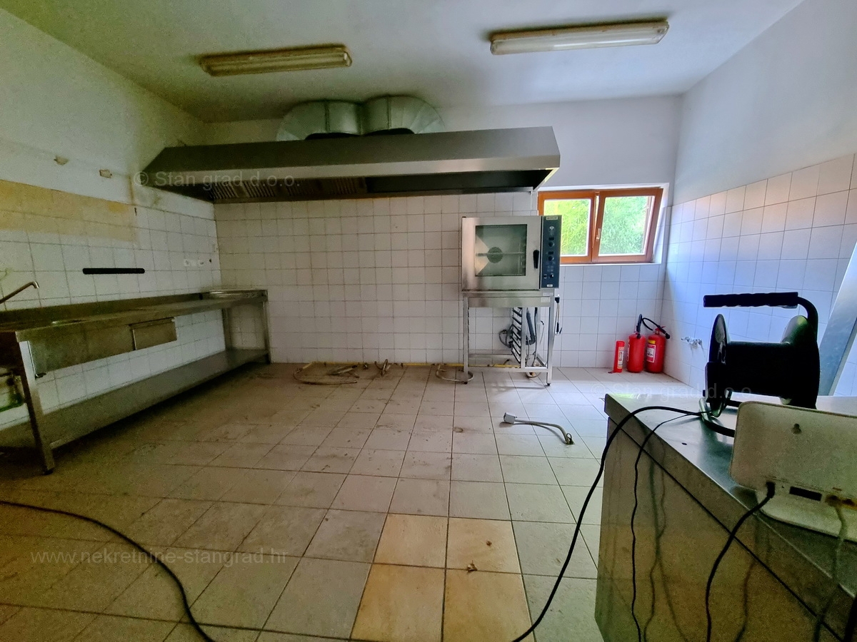 Otok Krk, Malinska, prodaja hiša s poslovnim prostorom na odlični lokaciji!