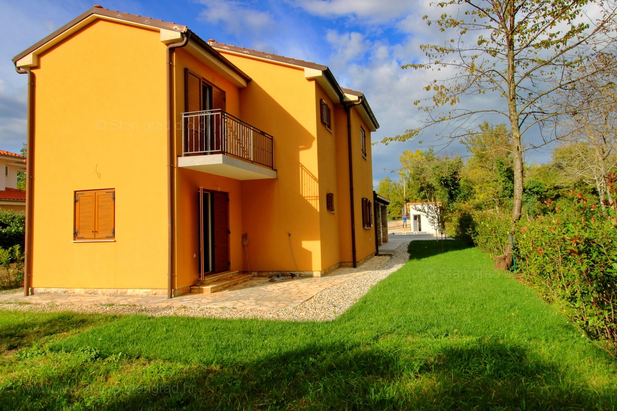 Uvala Soline, samostojna hiša z bazenom in prostornim vrtom, prodamo!