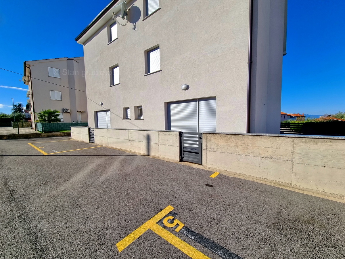 Malinska, apartma/garaža v pritličju s teraso, prodamo!