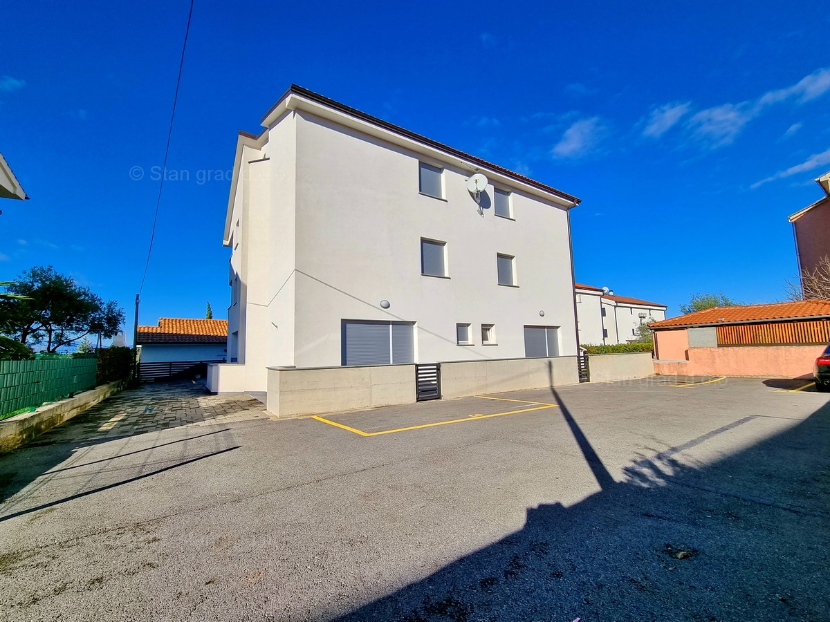 Malinska, apartma/garaža v pritličju s teraso, prodamo!