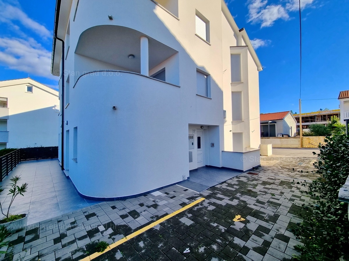Malinska, apartma/garaža v pritličju s teraso, prodamo!