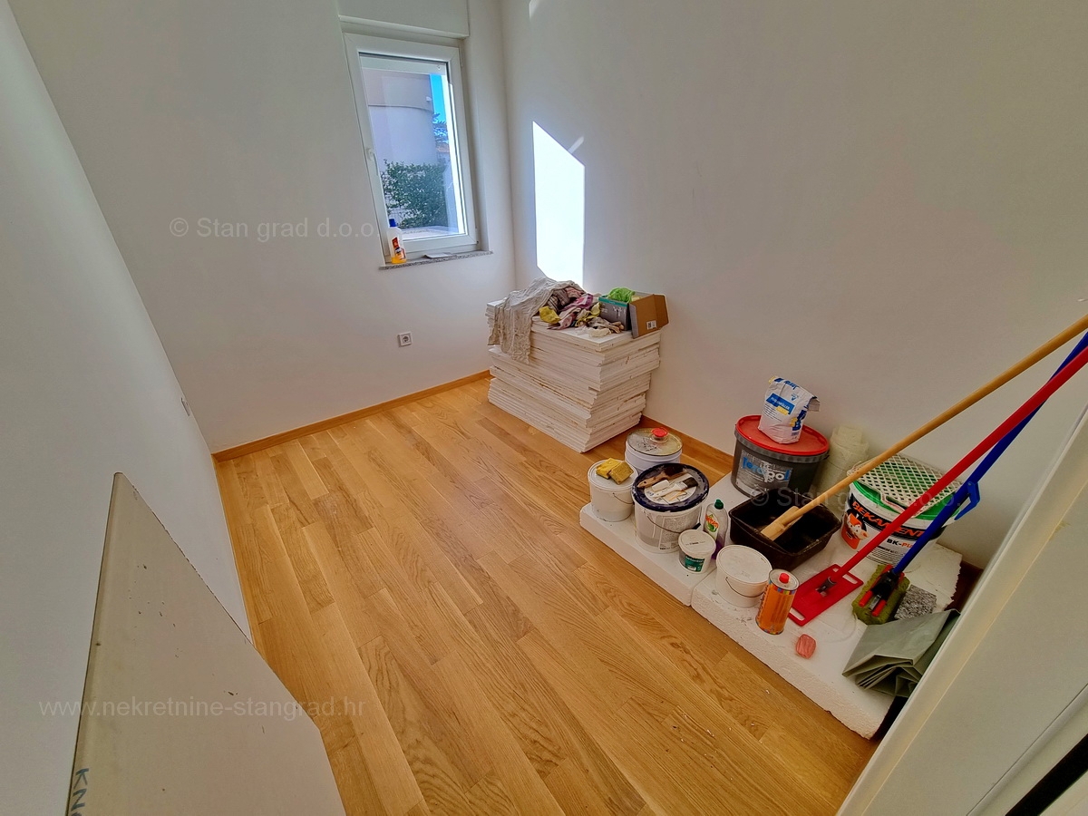 Malinska, apartma/garaža v pritličju s teraso, prodamo!