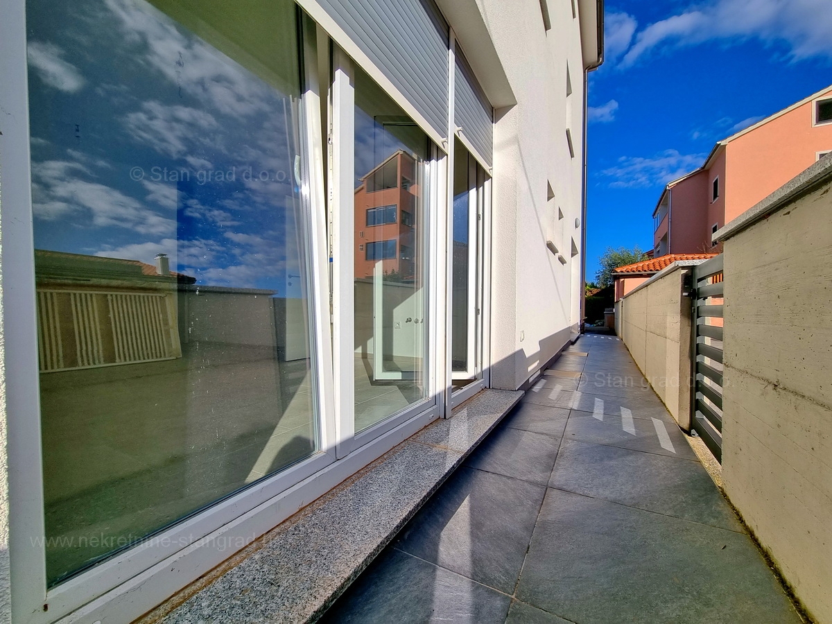 Malinska, apartma/garaža v pritličju s teraso, prodamo!