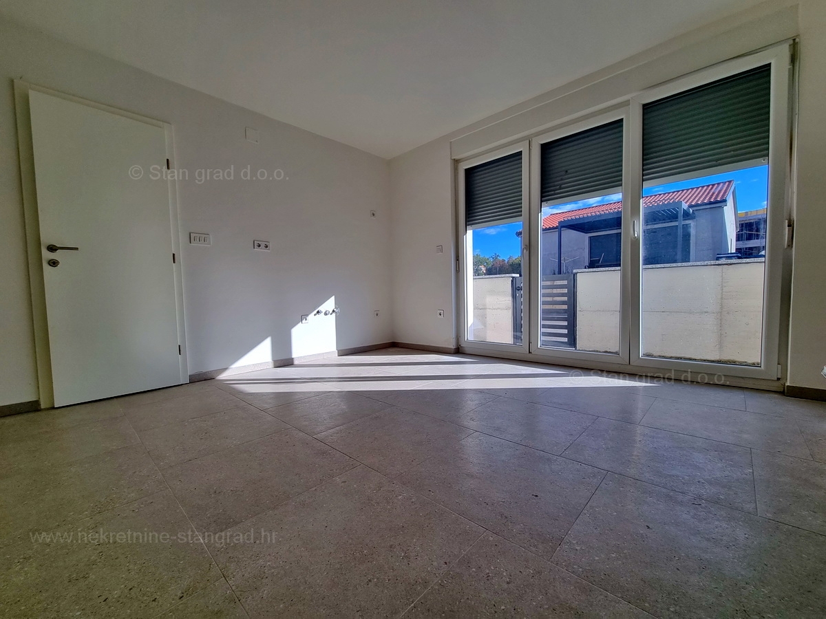 Malinska, apartma/garaža v pritličju s teraso, prodamo!