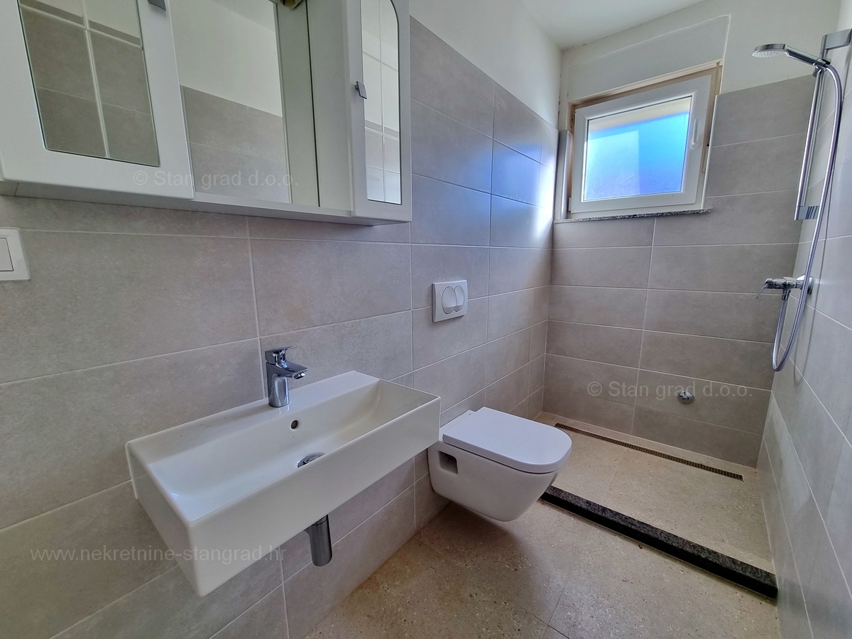 Malinska, apartma/garaža v pritličju s teraso, prodamo!