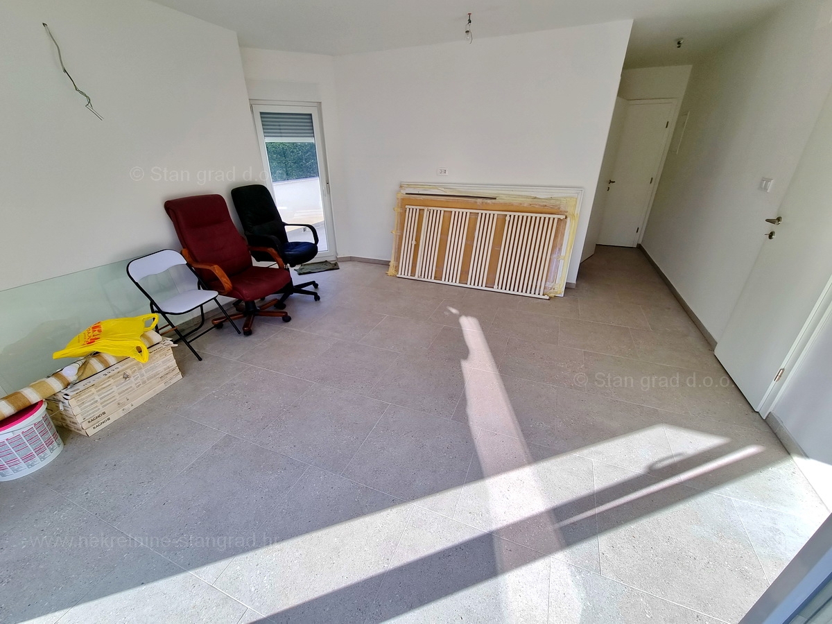 Malinska, apartma/garaža v pritličju s teraso, prodamo!