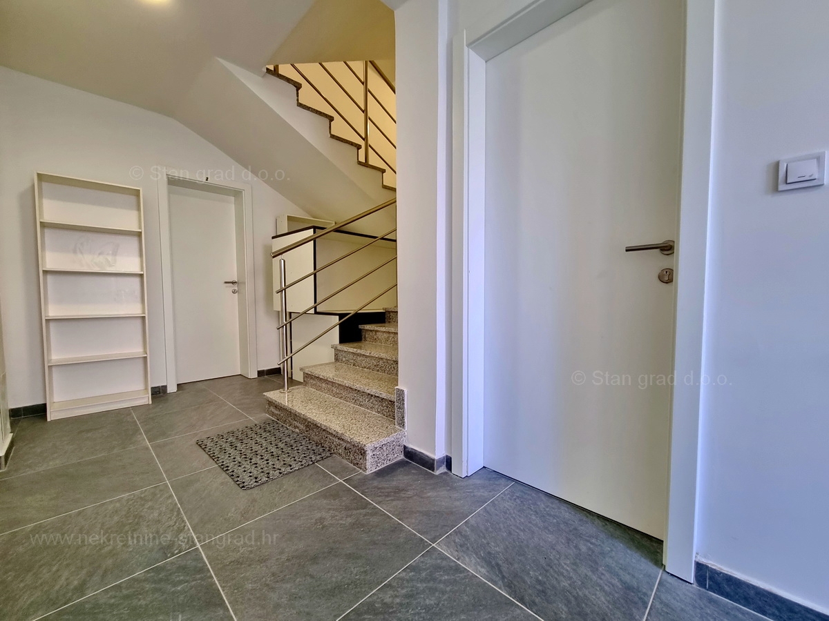 Malinska, apartma/garaža v pritličju s teraso, prodamo!