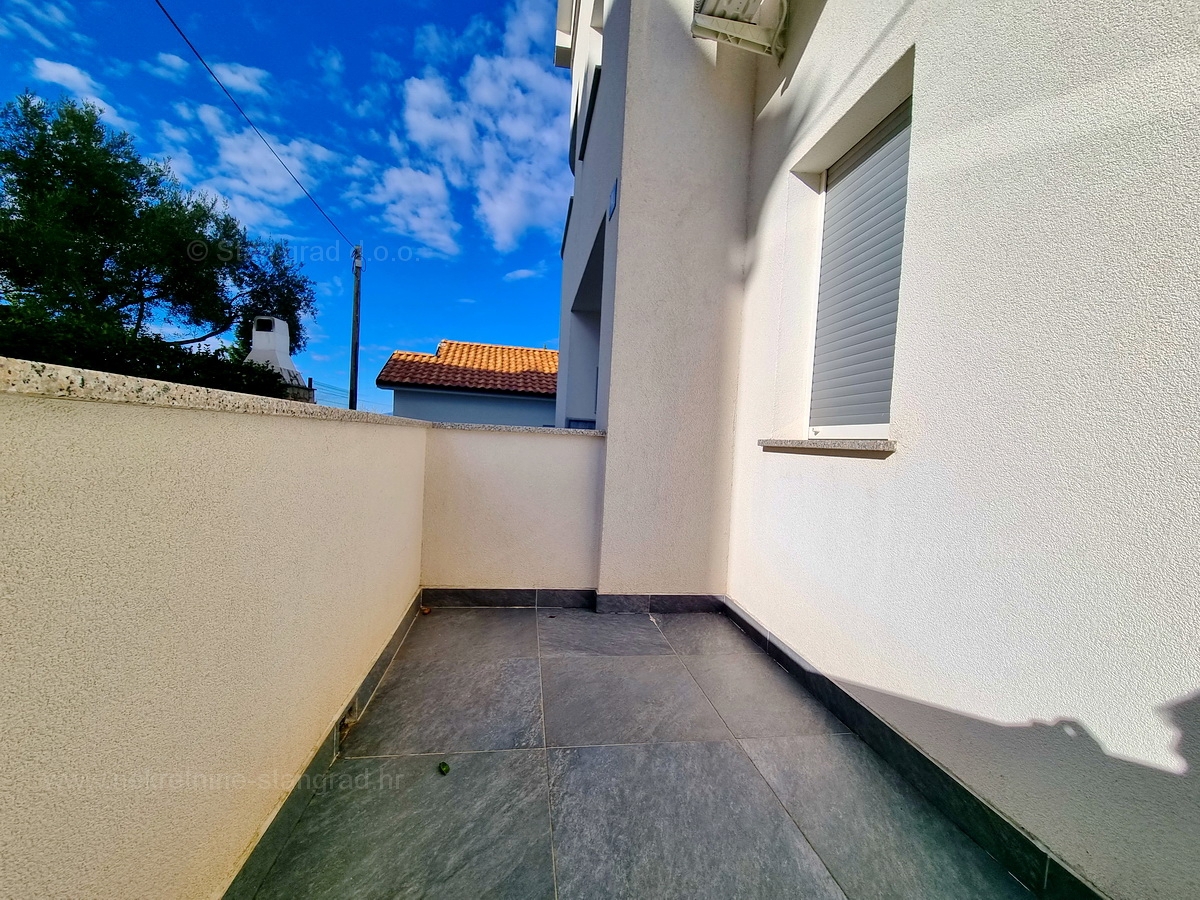 Malinska, apartma/garaža v pritličju s teraso, prodamo!