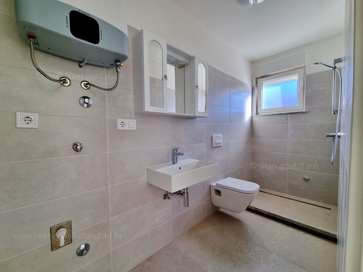 Malinska, apartma/garaža v pritličju s teraso, prodamo!
