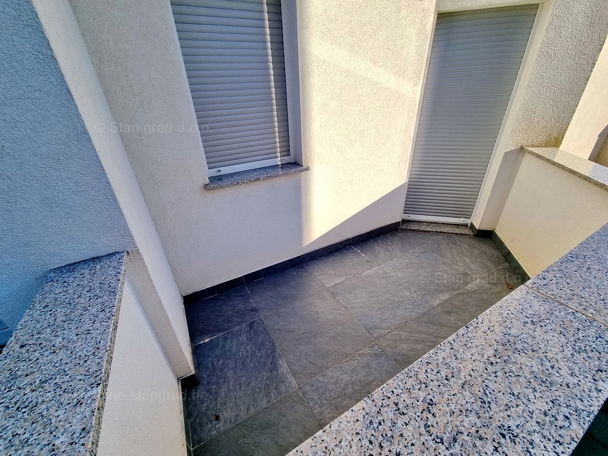 Malinska, apartma/garaža v pritličju s teraso, prodamo!