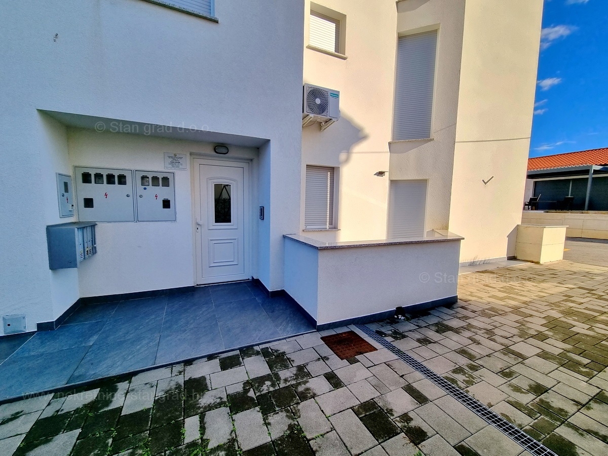 Malinska, apartma/garaža v pritličju s teraso, prodamo!