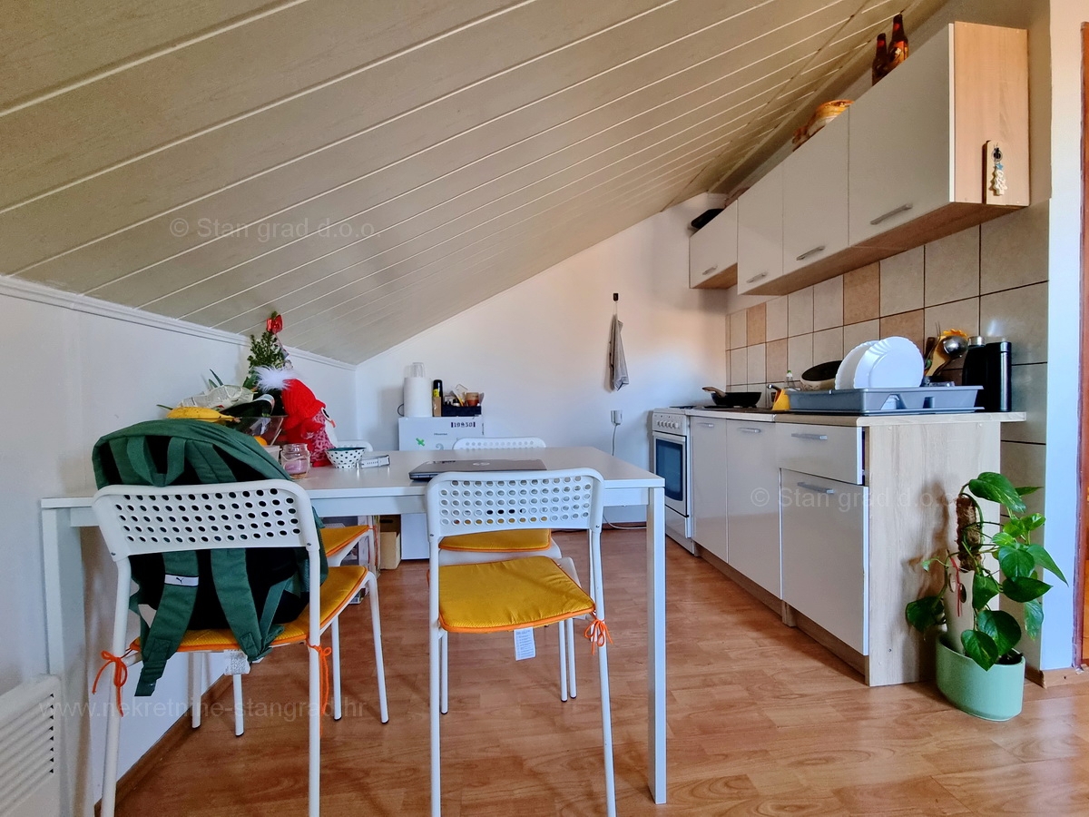 Malinska, okolica, dvojček s tremi stanovanjskimi enotami na mirni lokaciji!