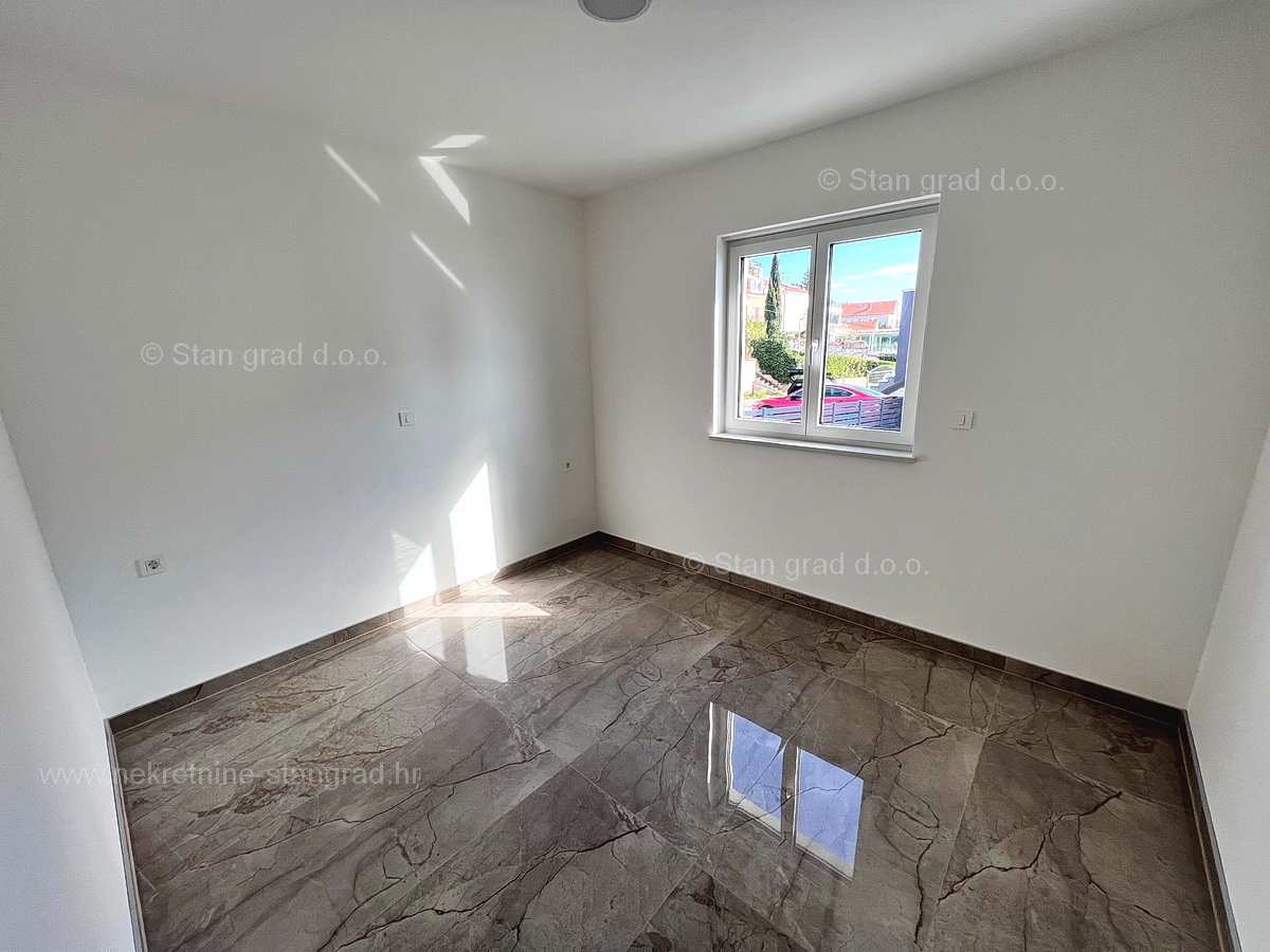 Crikvenica, nov apartma v pritličju s pogledom na morje!