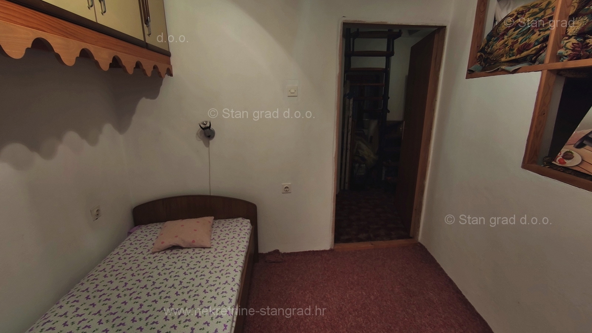 Dobrinj, center, avtohtona kamena kuća s pogledom na more!