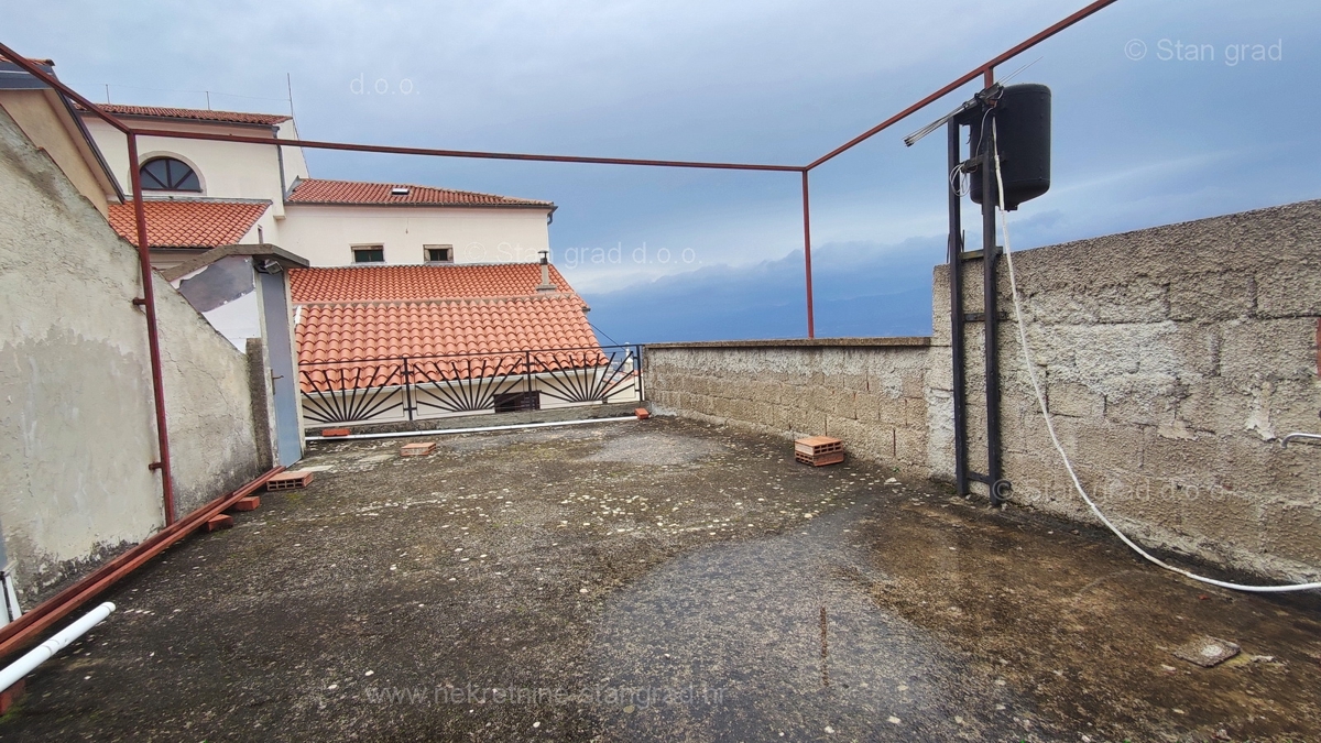 Dobrinj, center, avtohtona kamena kuća s pogledom na more!