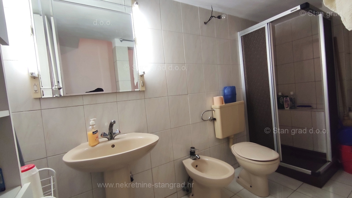Dobrinj, center, avtohtona kamena kuća s pogledom na more!