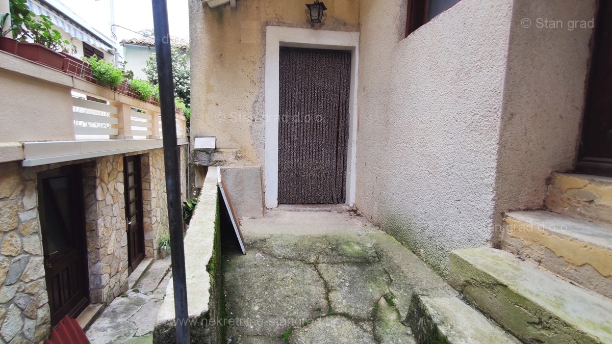 Dobrinj, center, avtohtona kamena kuća s pogledom na more!