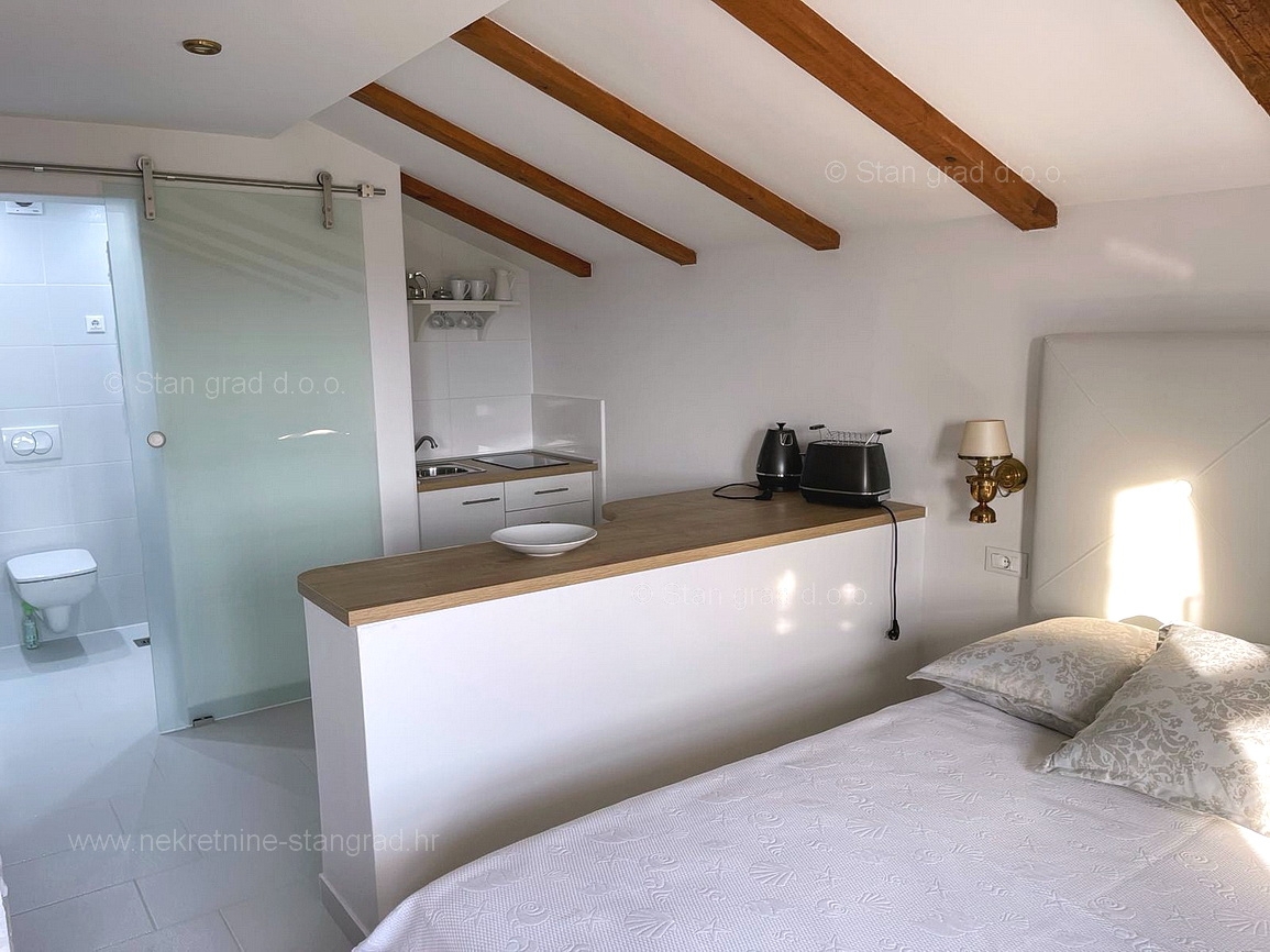 Malinska, apartmajska hiša z 9 apartmaji in bazenom, blizu morja!