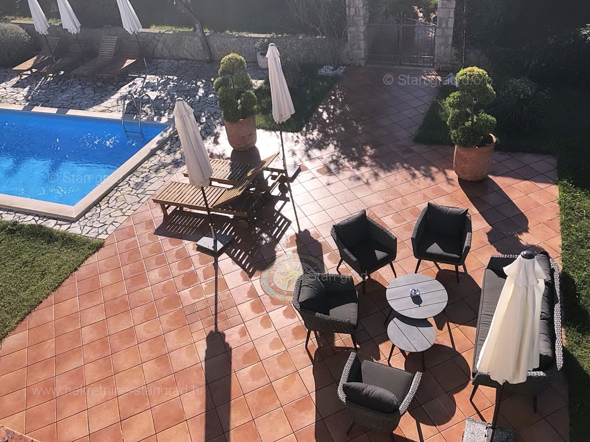 Malinska, apartmajska hiša z 9 apartmaji in bazenom, blizu morja!