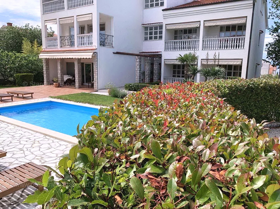 Malinska, apartmajska hiša z 9 apartmaji in bazenom, blizu morja!