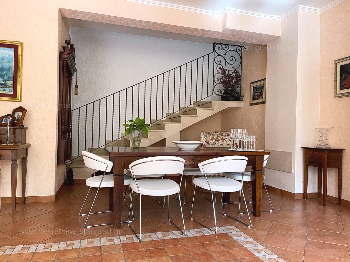 Malinska, apartmajska hiša z 9 apartmaji in bazenom, blizu morja!