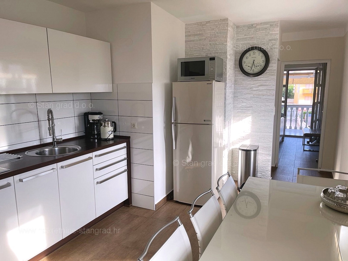 Malinska, apartmajska hiša z 9 apartmaji in bazenom, blizu morja!